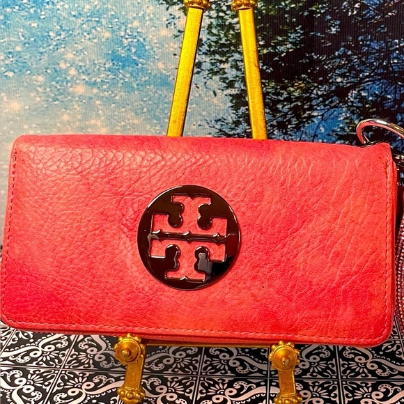 Tory Burch Pink Pebbled Leather Clutch Wallet with Logo Medallion and strap EUC - Picture 10 of 11